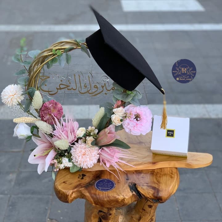 تنسيق هدية تخرج بقبعة تخرج وطوق ورد